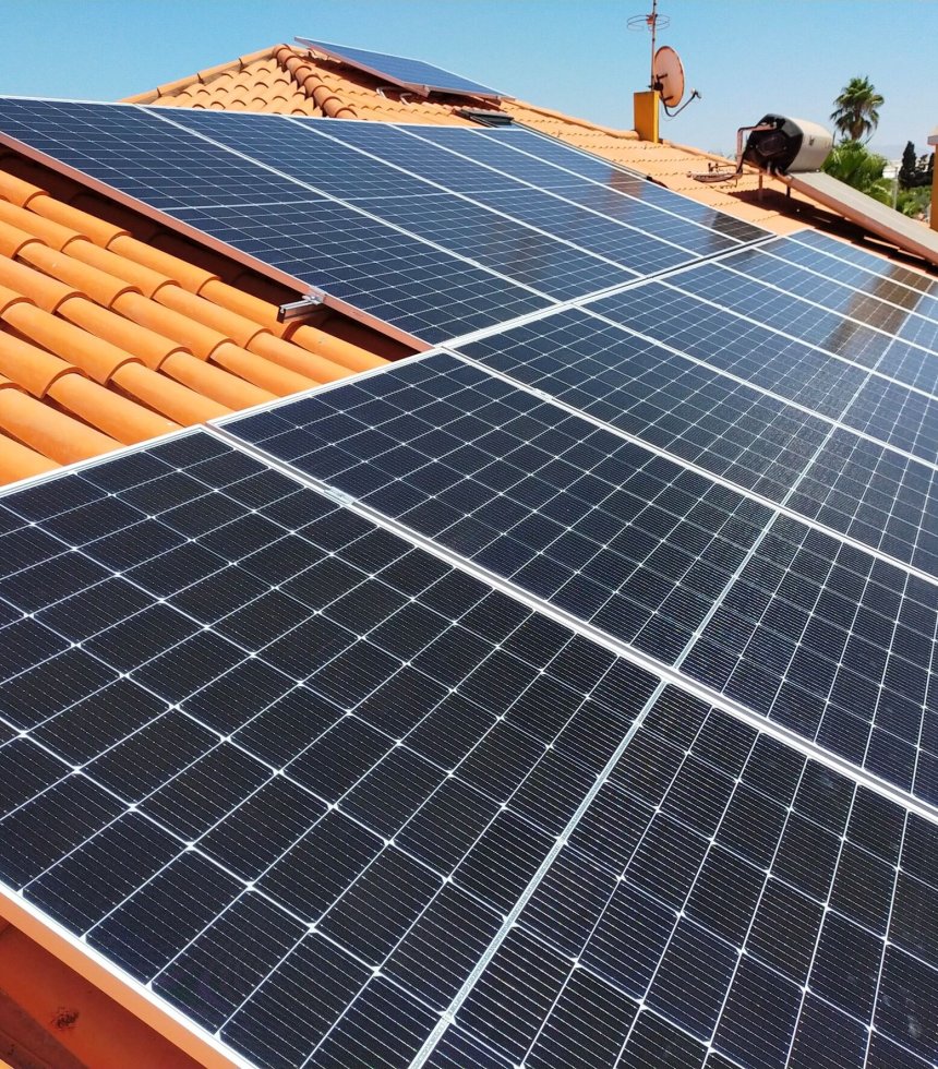 Instalación de placas solares en un tejado inclinado de teja